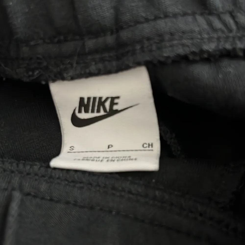 Ett par svarta Nike tech byxor i storleken S. De är i ganska bra skick. . Jeans & Byxor.