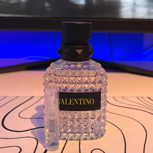 Valentina Yellow Dream - 2 ml sample av den populära parfymen Valentino Born in Roma Yellow Dream 🍦 Köp en billig sample av parfymen innan du köper den så du får se om du gillar hur den luktar och beter sig på din hud🙂‍↔️