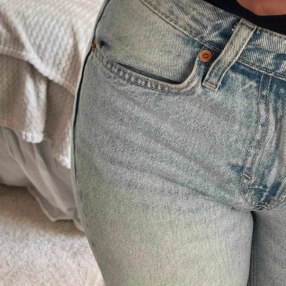 Säljer dessa jeans pga flytt!  Älskar dessa jeansen otroligt mycket, de har mid waist och rak modell. De har en superfin ljusblå färg, jag är 168 och det är lagom längd. Säljer pga flytt och för små!!   Nypris på H&M 399kr men säljer för 250! . Jeans & Byxor.