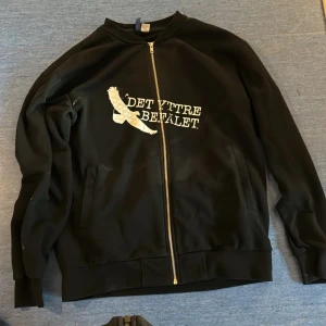 41. Svart det yttre befälet tjocktröja M  - Det yttre befälet merch gjord av bandet själva. Tjocktröja i bra skick.