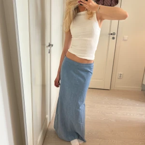 Långkjol i denim - Sååå snygg lång jeanskjol som inte har några slitsar vilket jag älskar då de flesta andra långa jeanskjolar har det💕 jag är 175