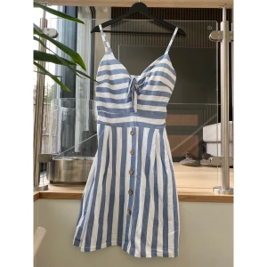 Sommarklänning - Sommarklänning köpt utomlands.  Passar storlek S-M 