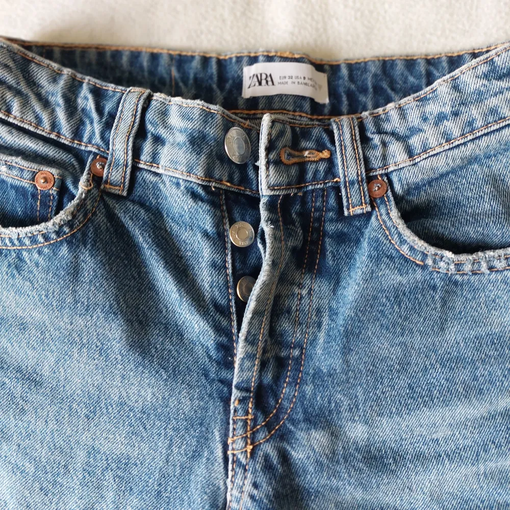 Raka jeans med hål i på knät. Jeans & Byxor.