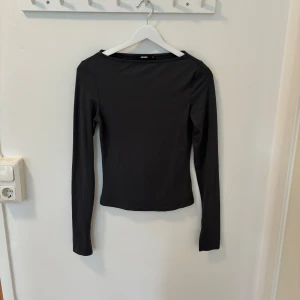 Tröja - Grå tröja med din hals och slits på ärmarna