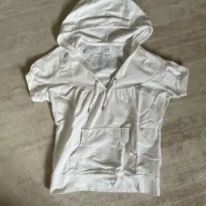 Snygg kortärmad vit hoodie från hm. Står stl L men skulle säga att den sitter som S. Mycket bra skick! ❤️❤️