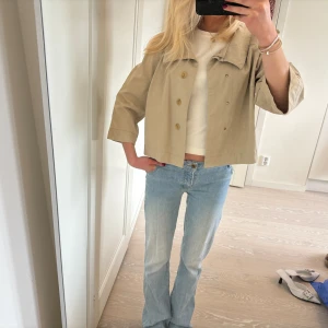 Kort trenchcoat  - Superfin kort trenchcoat från Mexx💕 sparsamt använd 