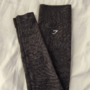 Gymshark adapt träningstights  - Adapt, svarta gymshark träningstights. Strl. S men dem sitter väldigt tight så jag rekommenderar att tänka att de är som XS. De är använda max 1 gång. 
