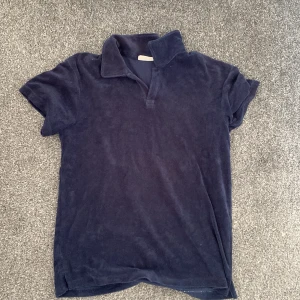 Frottetröja  - Frottetröja i blå färg. Denna knappt använd därmed mycket bra skick. Inga konstigheter. 