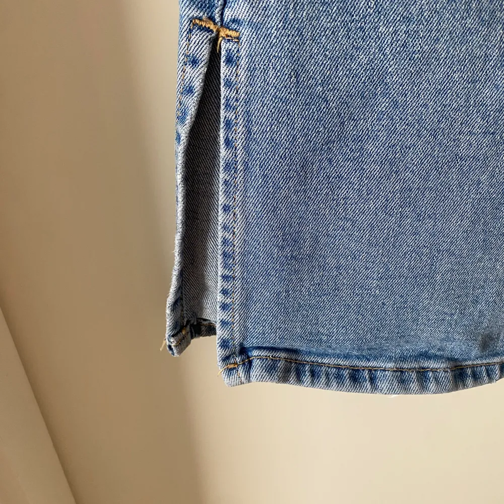 Jätte snygga boutcut jeans från lager dock för långa för mig 💕💛. Jeans & Byxor.