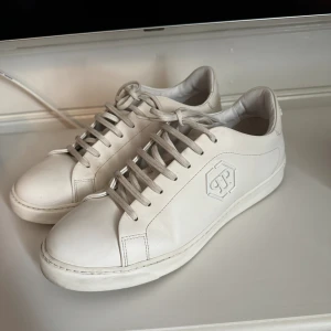 Philipp Plein sneakers - Säljer dessa PP sneakers i bra använt skick, strl 42 men passar även 43. Box medföljer  Självklart äkta