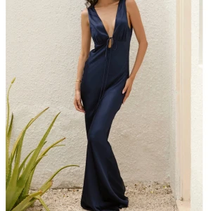 Balklänning - Superfin marinblå balklänning från your somnia. Använd en gång och i fint skick nypris 2249 SEK utan tullavgift. 🫶🏼🥰klänningen är uppsydd till mig som är 163 cm lång + ca 8 cm klackar. ☺️