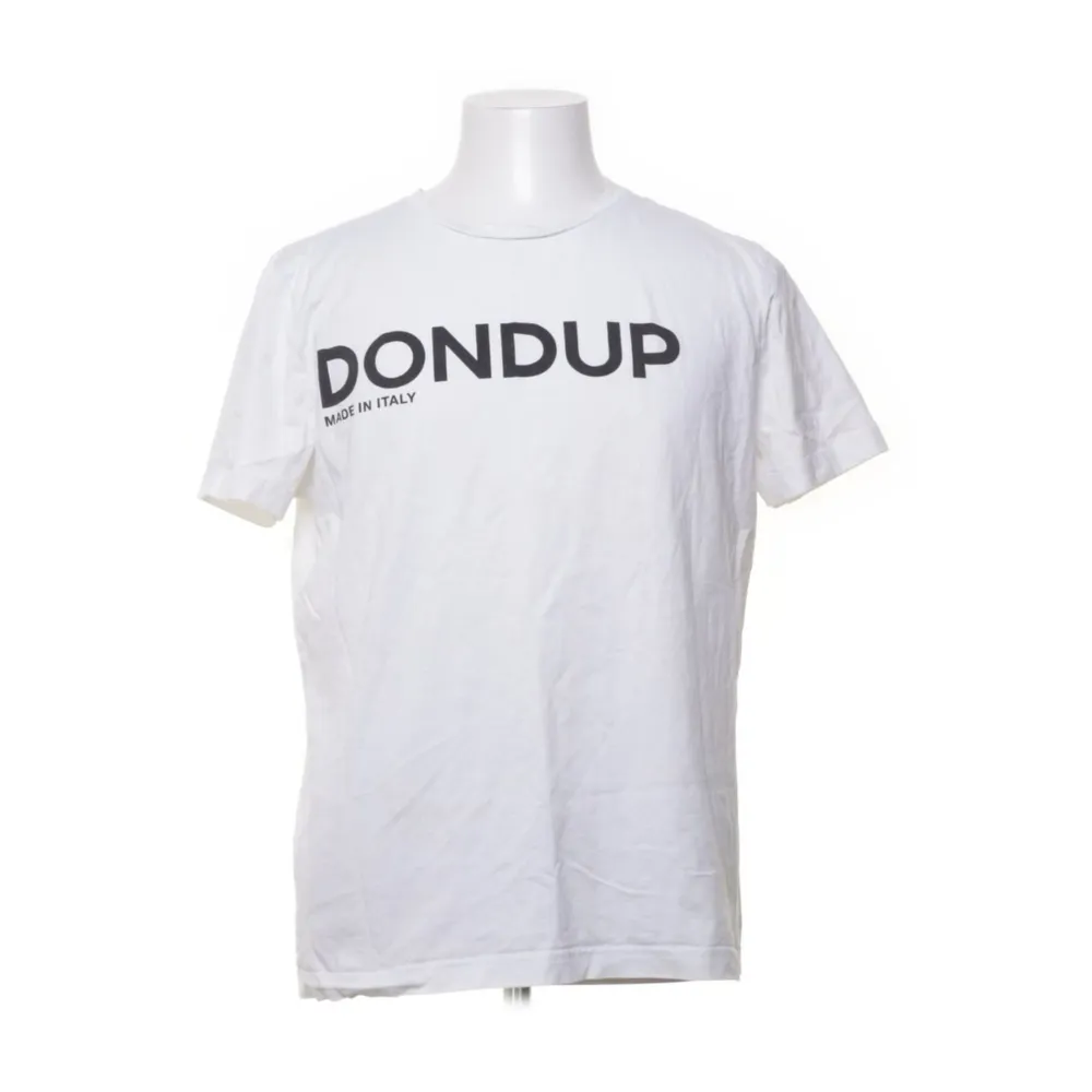 Jag säljer min extremt eftertraktade T-shirt från dondup,  Stl XL passar mer L Väldigt bra skick!  Ny pris runt 1200💸. T-shirts.