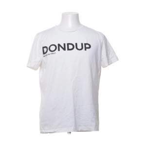 Jag säljer min extremt eftertraktade T-shirt från dondup,  Stl XL passar mer L Väldigt bra skick!  Ny pris runt 1200💸