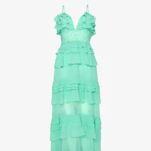 Färg - jade green Storlek - 36 EU Super fin klänning, älskar den men den är tyvärr för liten. Helt nytt skick, har bara prövat på den. Det är en lång klänning men det går inte att ha med bilden på hela klänningen! 🩵