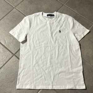 Polo Ralph Lauren tröja - Hej, säljer nu denna Ralph Lauren tröja som är i skick 10/10. Den är perfekt till sommaren! Hör sv dig för mer info!💛☀️