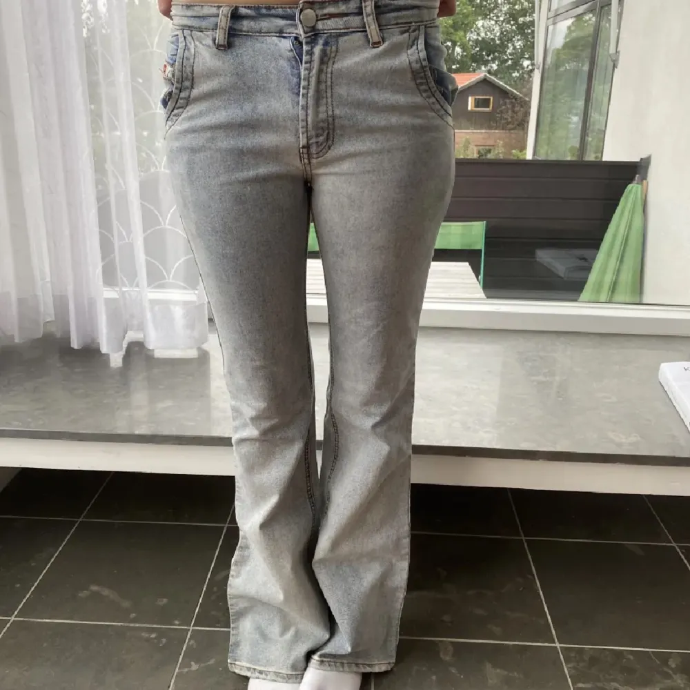 Säljer dessa jätte fina jeans då dem ej kommer till användning. Dem är midwaist och bra längd för mig som är 168!💕 Pris kan diskuteras vid snabb affär!. Jeans & Byxor.