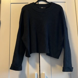 Svart stickad tröja  - Använt sällan ser helt ny ut väldigt bra kvalite på tröjan. Basic plagg som funkar till mycket. 
