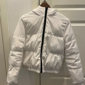 H&M jacka - säljer denna hm jacka den är mycket använd men i ett fint skick!!💗💗