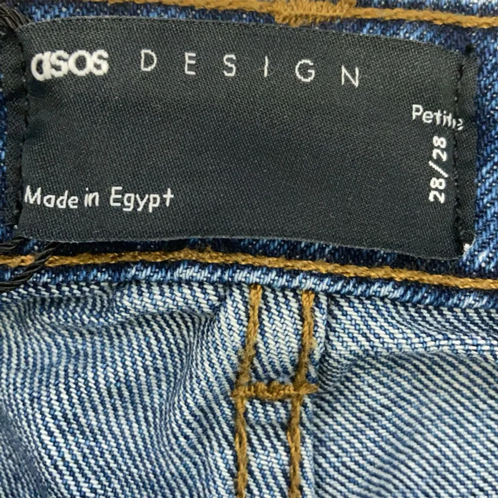 Säljer dessa jeans då de inte satt riktigt som jag ville, gott skicka och priset är pga att jag köpte de billigt. Jeans & Byxor.