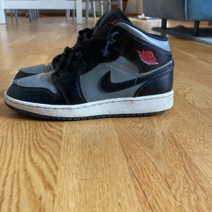 Jordans - Säljer dem då dem inte är i min storlek Väldigt bra skick. Inte mycket annvända. Ny pris 1200