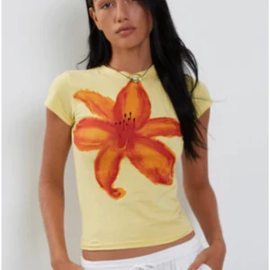 Slutsåld baby tee från Motel Rocks - Nytt skick med prislapp kvar. Den är i storlek small, har en tight passform. 