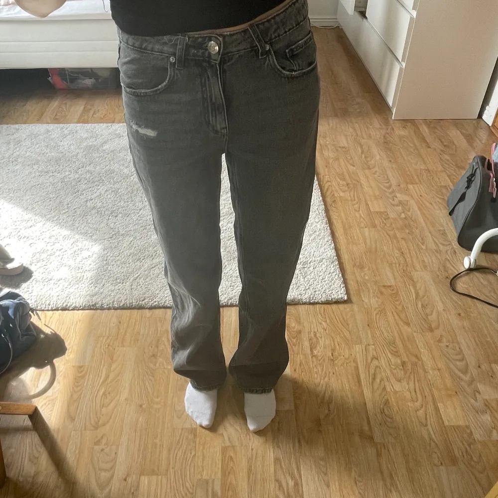 Så snygga baggy lowwaist gråa jeans 💕 Köppt på barnavdelningen så har band i midjan🥰 Midjemått: 34 cm. Jeans & Byxor.