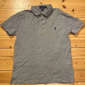 Polo Ralph Lauren Piké  - En mycket fin Ralph lauren piké i mycket bra skick. Storlek M men passar även bra till L och S.