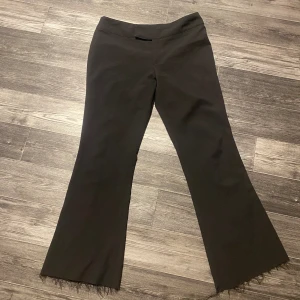 Kostymbyxor  - Byxorna har jag fått av mamma för något år sedan men har nog aldrig använt dom. Ganska låga i midjan vilket jag inte gillar så därför jag säljer men annars jättefina 