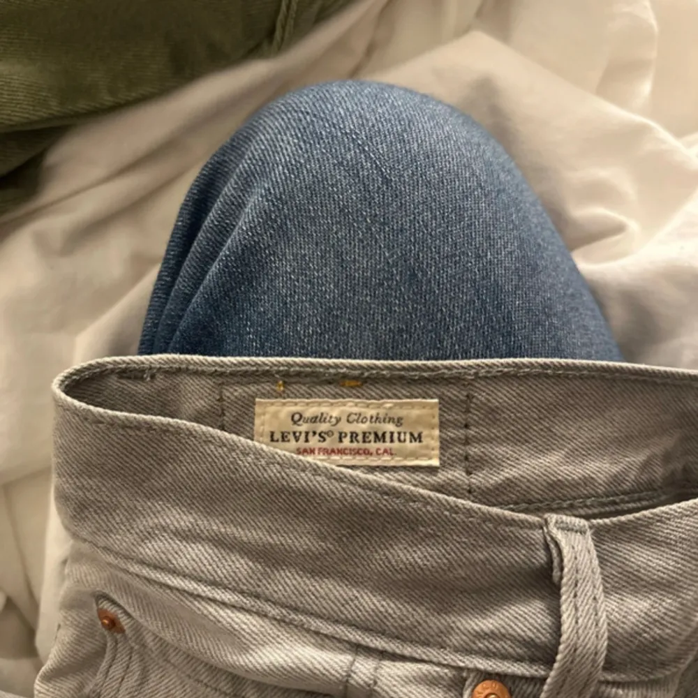 Säljer mina gråa Levi’s 501 jeans. Nypris är 1200kr. De har inga slitningar och är i mycket bra skick. Köpte dem på Levi’s butiken i Stockholm. Jeans & Byxor.