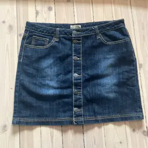 superfin lite längre mini jeans kjol från vintage märket earl jeans. köpta på en vintage butik men var tyvärr lite stor. midjemått 45 rakt över
