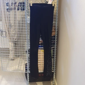 Konståkningsbyxor - Konståkningsbyxor i str xs med diamanter på. Vissa diamanter har ramlat av och några småhål vid fötterna. Dem har ett litet hål där bak men det kan man sy igen. Se sista bilden.❤️