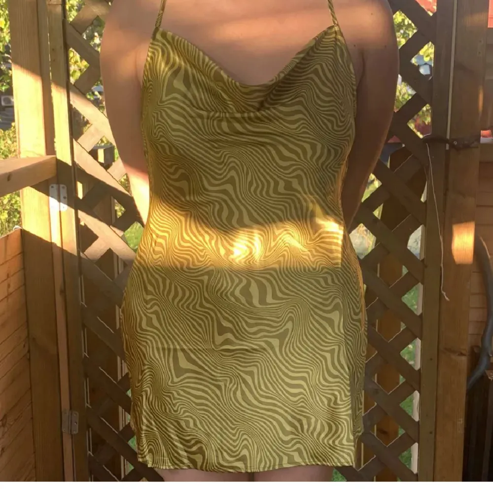 Grön och guldig festklänning i bra skick! Har aldrig använt den pga att det inte riktigt är min stil . Klänningar.