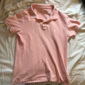 Rosa pikétröja - Trendig och sommrig rosa piké i storlek s/xs. Bra skick