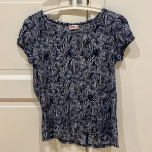 Fin blå blommig T-shirt från Dobber  - Fin blommig T-shirt från Dobber. 