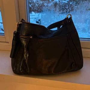Helt basic svart handväska 🤞🏻 Perfekt till skolan då skoldator passar precis!  