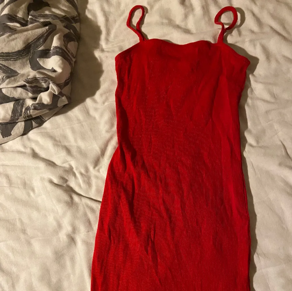 Röd kort linne-klänning i ribbat material. Det finns fler bilder. Används endast en sommar men är i nyskick. Priset är inklusive frakt💞. Klänningar.