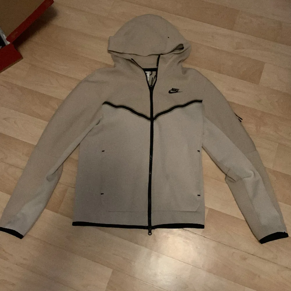 Säljer nu min Nike tech fleece i storlek Xs eftersom jag har växt ut den. Inga defekter.. Hoodies.