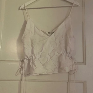 Blus  - Söt blus från zara med knytning i sidan som man kan dra åt hur mycket man vill. 