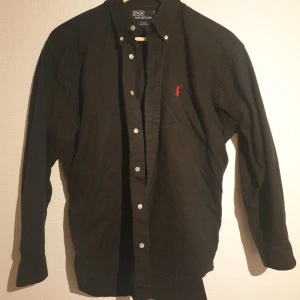 Ralph lauren skjorta strl. Small - Svart ralph lauren skjorta som blivit för liten. Strl. Small (regular fit) Använd kanske 10 gånger men i väldigt bra skick. 