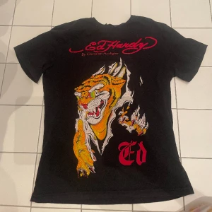 Ed Hardy t-shirt - Säljer min t-shirt pga att den inte används, storlek S och är som nytt i skick. Kan mötas upp i Malmö. 