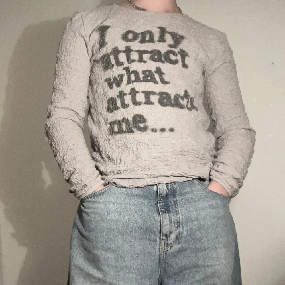 Y2K Grunge print tröja med text ”I only attract what attracts me” från Jaded London, popcorn tröja, i bra skick . Tröjor & Koftor.