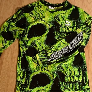 Puma X Santa Cruz tröja RARE - Rare Puma X Santa Cruz långärmad tröja med ett coolt tryck, bra skick