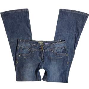  Lågmidjade bootcut jeans 💙MIDJEMÅTT: 83 cm. INNERBENSLÄNGD: 78 cm. GRENDJUP: 22 cm. Jag har strl S och är 167 cm!