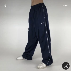 Nike trackpants  - Säljer mina nike trackpants då de inte är min stil längre. Supersköna och sitter bra. Lite långa på mig, är 1,55. Första bilden är från Pinterest :)