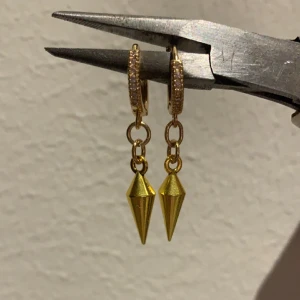 Guldiga nit örhängen ⭐️💗😍 - Jätte fina egengjorda guld örhängen med diamanter och nitar🤩💗