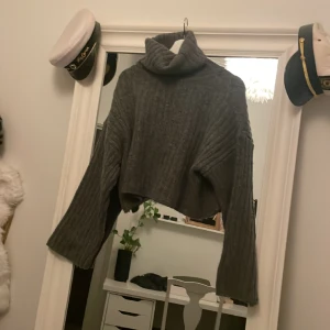 Stickad tröja  - Grå stickad tröja som ändrar är använd ett fåtal gånger. Pris kan diskuteras.
