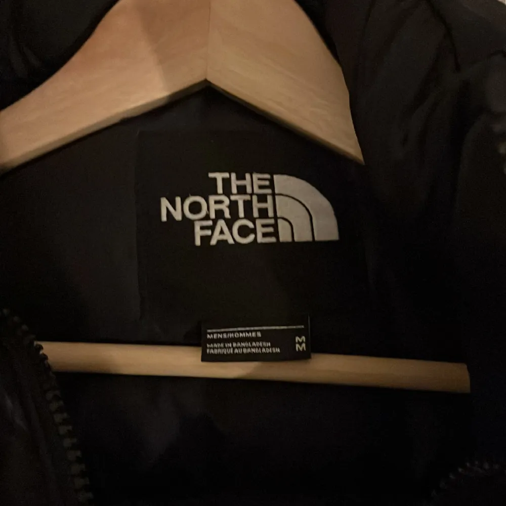 The North Face puff jacks av modell ”1996 Retro Nuptse Jacket” i storlek M. Använd en halv säsong utan några större tecken på användning. Skicksr gärna fler bilder och svarar på eventuella frågor.  Köpt från Zalando. Jackor.