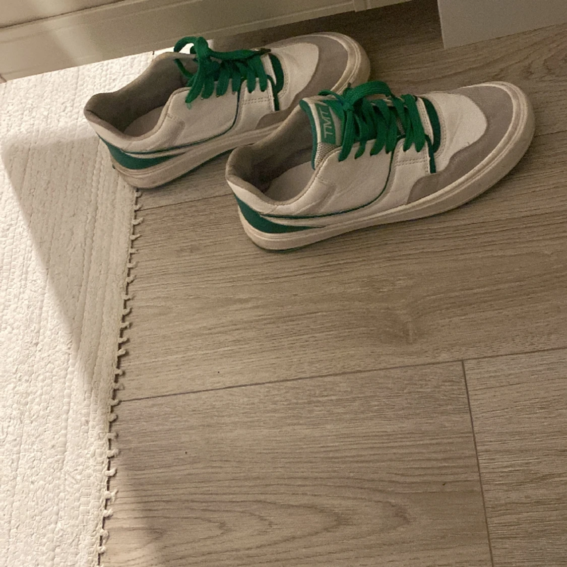 Gröna o vita skor  - 91