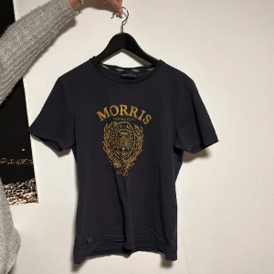 Morris t-shirt  - Marinblå Morris t-shirt i strl s. 