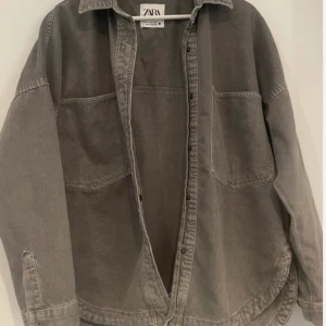 Jeansjacka - Svart/grå jeansjacka från Zara. Nyskick. Storlek xs men passar s.